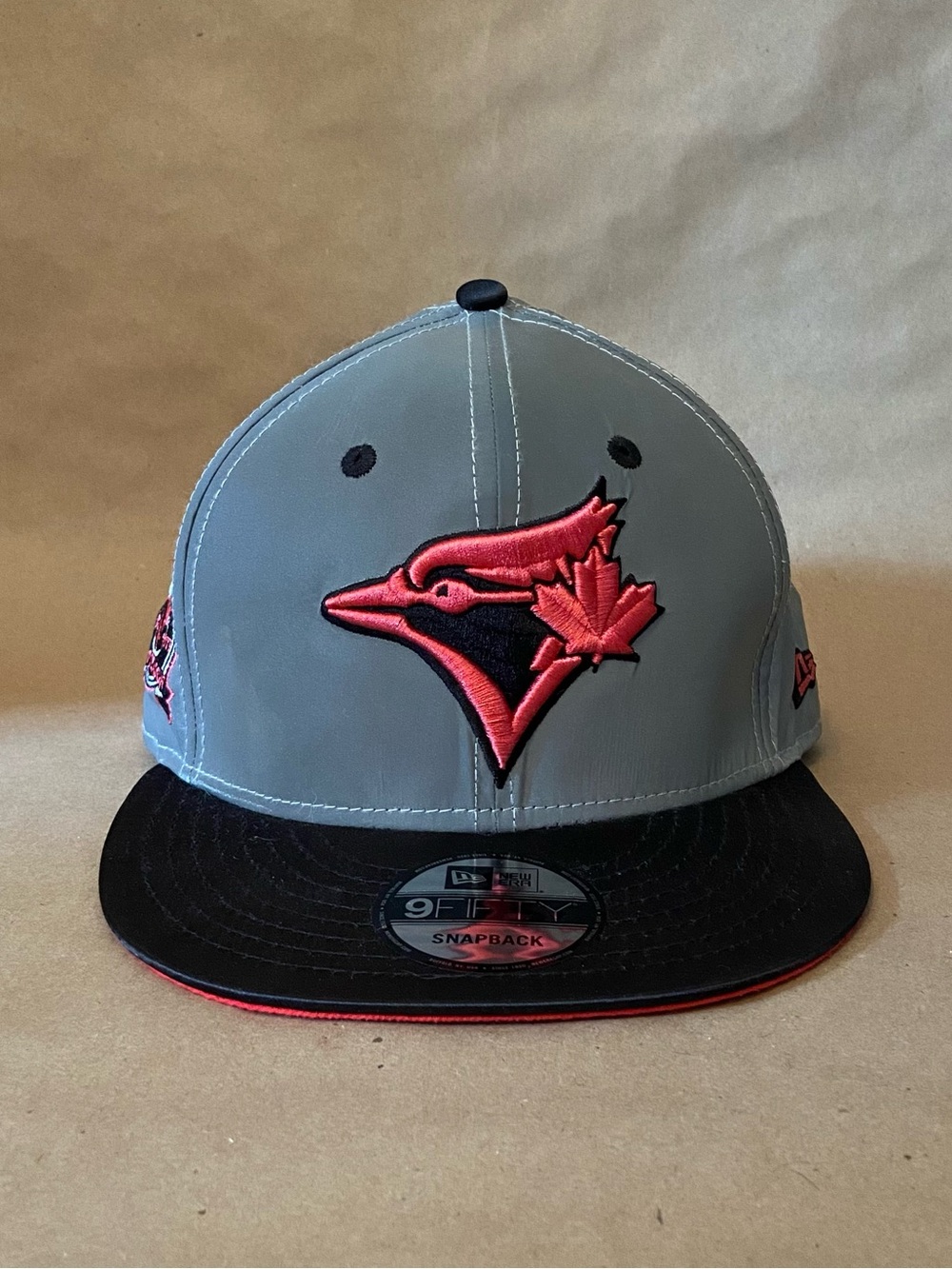 New Era 9Fifty Toronto Blue Jays Gray & Black Snapback Hat with Red/Pink Logo